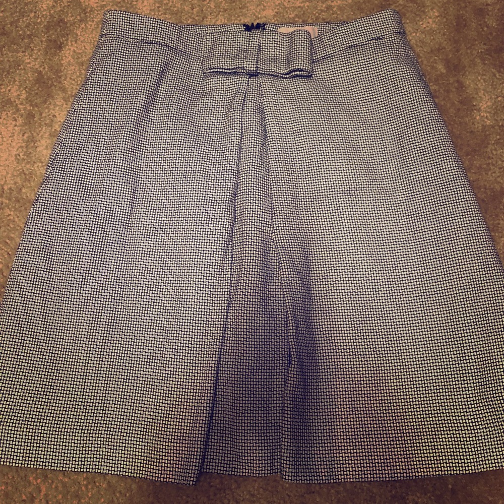 Black and white loft skirt with bow in the middle